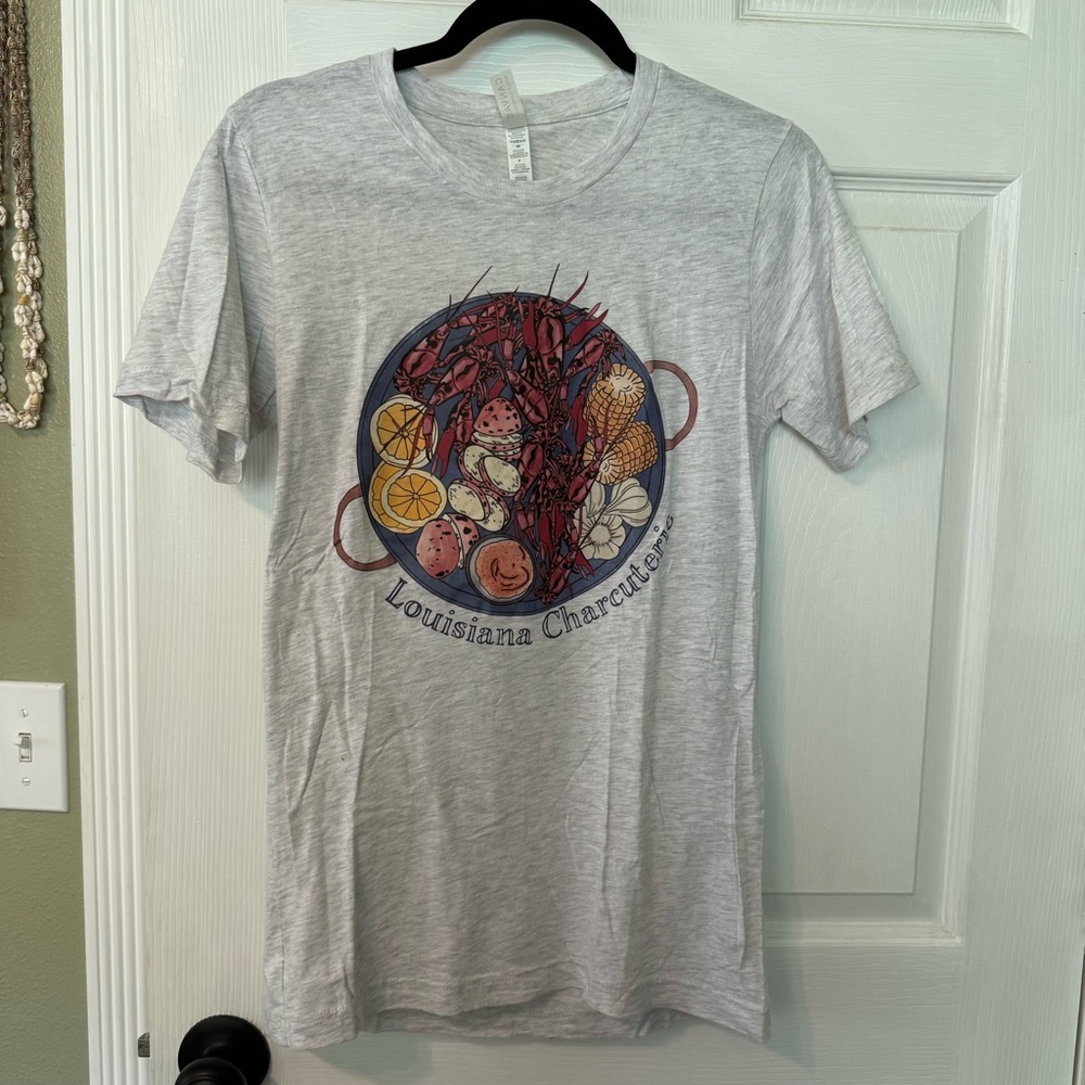 Louisiana Charcuterie Light Gray Graphic Tee - women’s small